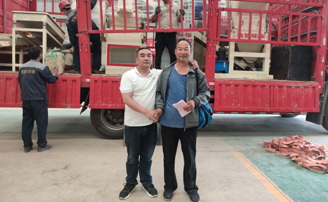 銅米機車間內(nèi)現(xiàn)場合影留念 銅米機車間內(nèi)現(xiàn)場合影留念